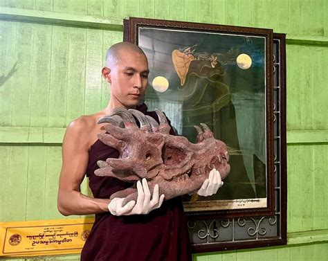 စာမူဆာ ပေါက်ပေါက်ဆုပ် နဲ့ ပွင့်ဖြူ မြန်မာသီးသန့် နှင့် .